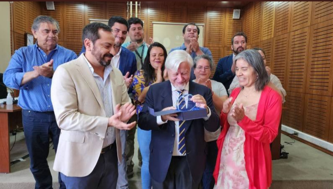 Roberto Celedón recibe reconocimiento por su compromiso con los Derechos Humanos