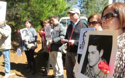 Realizan emotivo homenaje a los caídos en Colonia Dignidad en la fosa donde fueron enterrados